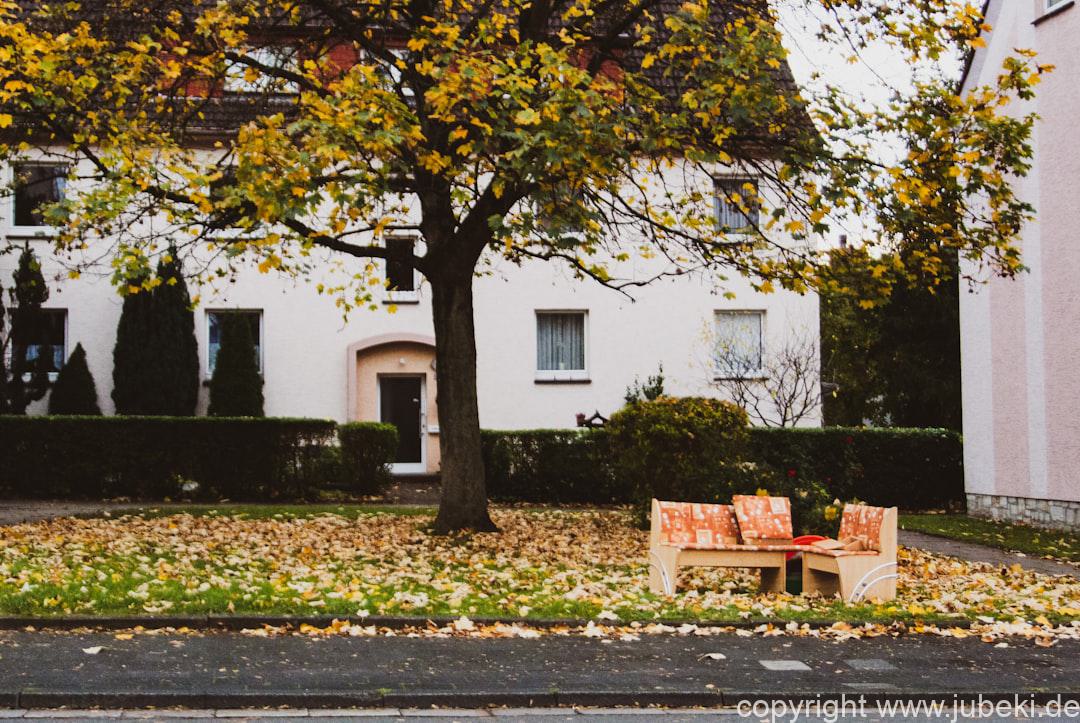 Familie verbringt gemeinsam Zeit draußen im Herbst