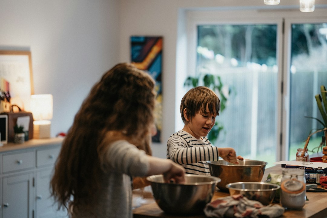 Familie kocht gemeinsam in der Küche