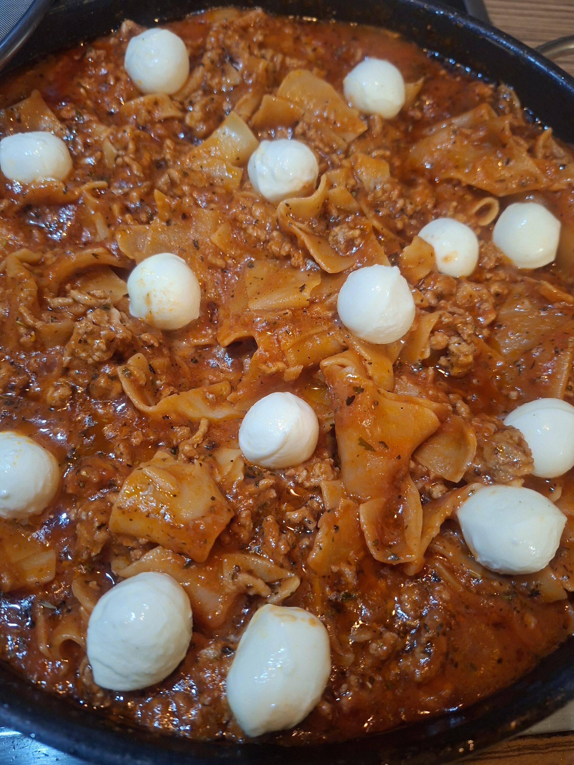 Lasagnepfanne mit Hackfleisch, Lasagneplatten und Mini-Mozzarella