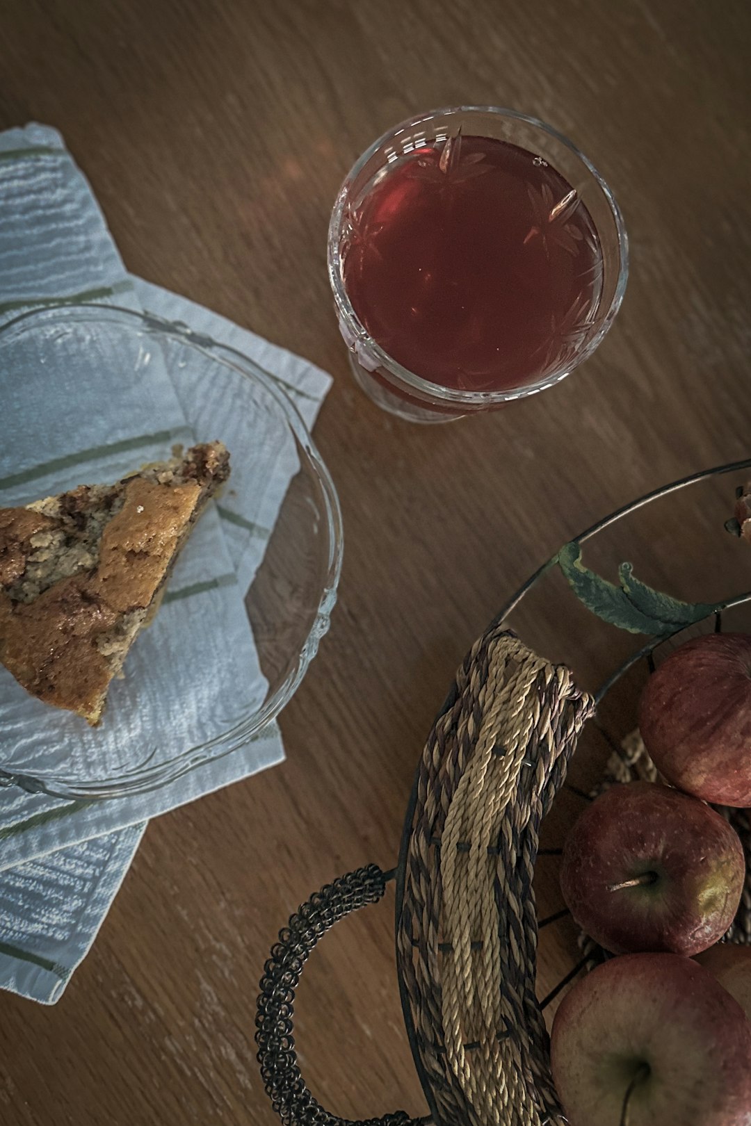 Äpfel und Tee als herbstliche Backidee