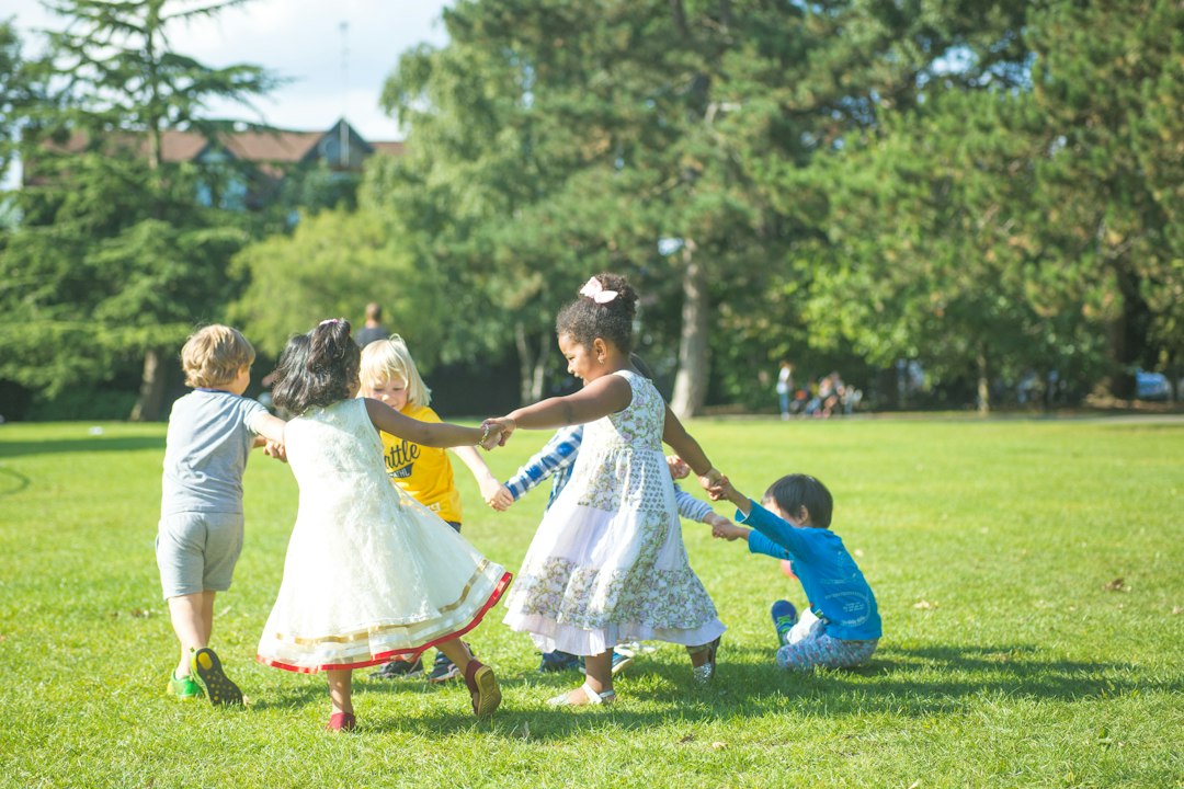 Kinder spielen gemeinsam im Kreis