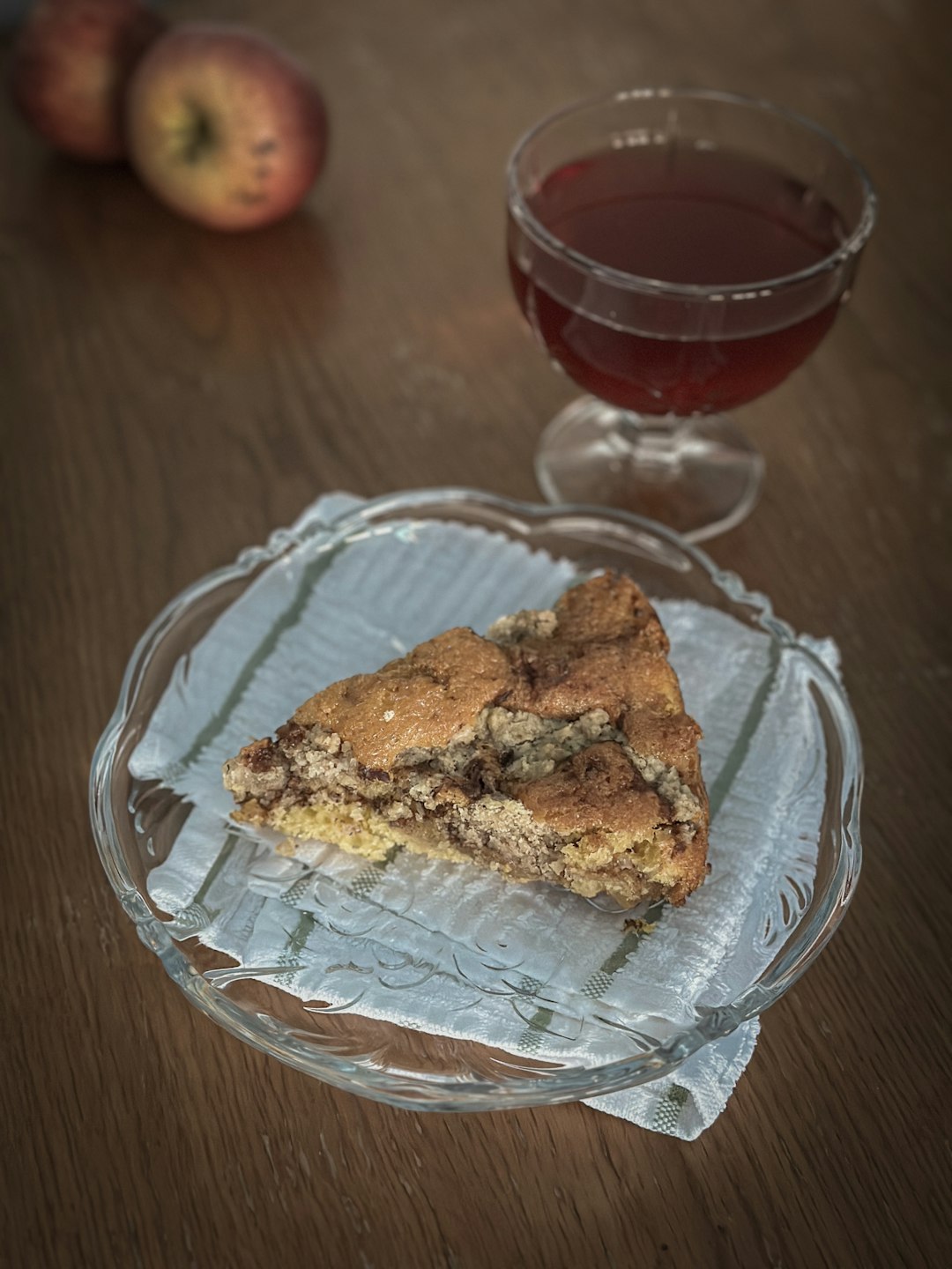 Kuchenstück mit Tee für gemütliche Herbsttage